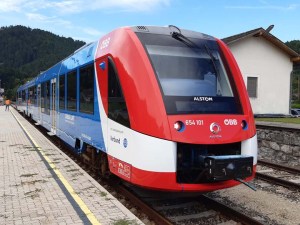 移動(dòng)中的燃料電池列車 移動(dòng)中的燃料電池列車