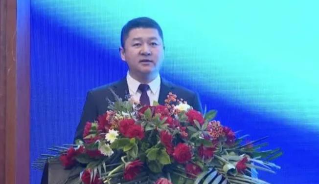 東勝區(qū)委副書記、政府代區(qū)長韓濤主持簽約儀式.jpg 東勝區(qū)委副書記、政府代區(qū)長韓濤主持簽約儀式.jpg