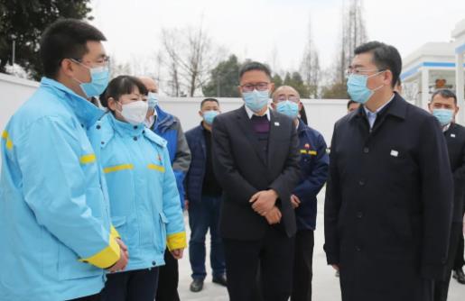 趙厚川現(xiàn)場聽取古城加油加氫站基本情況介紹.jpg