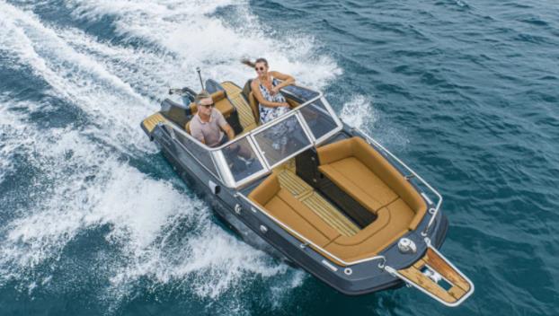 全電動游艇Wave e-550.jpg