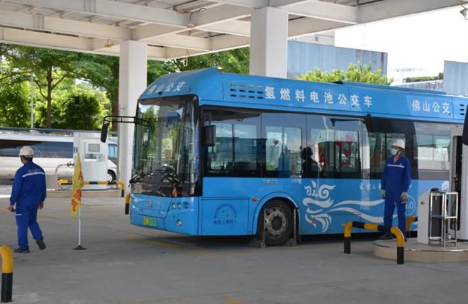 在南莊制氫加氫加氣一體化站,氫燃料電池公交車正在加氫 在南莊制氫加氫加氣一體化站,氫燃料電池公交車正在加氫