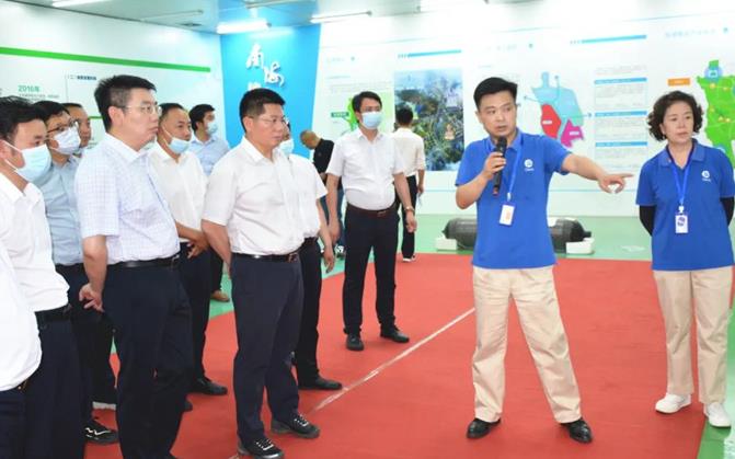 在愛德曼氫能源裝備有限公司,蘇永忠與企業(yè)負(fù)責(zé)人深入交流 在愛德曼氫能源裝備有限公司,蘇永忠與企業(yè)負(fù)責(zé)人深入交流