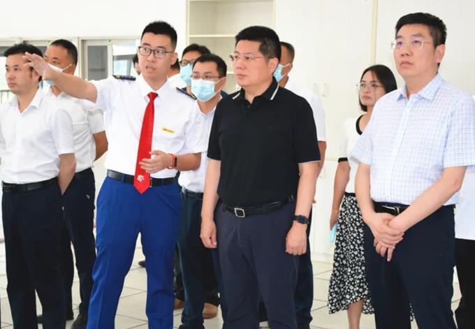 蘇永忠考察調(diào)研氫能源有軌電車的運(yùn)營(yíng)成本及安全管理等情況 蘇永忠考察調(diào)研氫能源有軌電車的運(yùn)營(yíng)成本及安全管理等情況