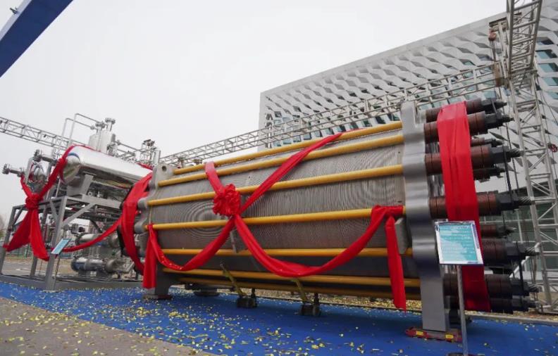 全球首臺套單體電解制氫裝備在中船七一八所下線.jpg