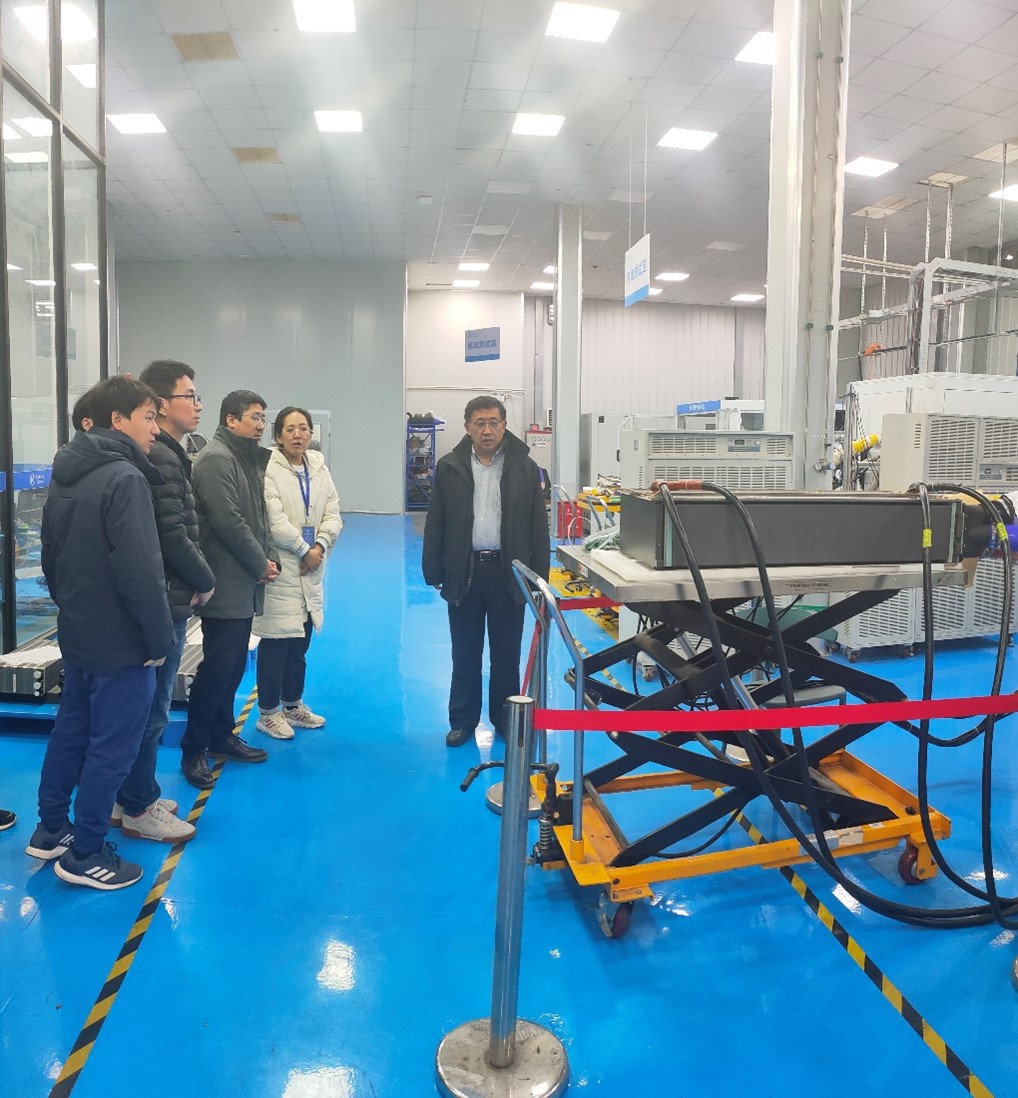 圖二 中國船級社專家在現場查看300千瓦單堆碳板電堆.jpg