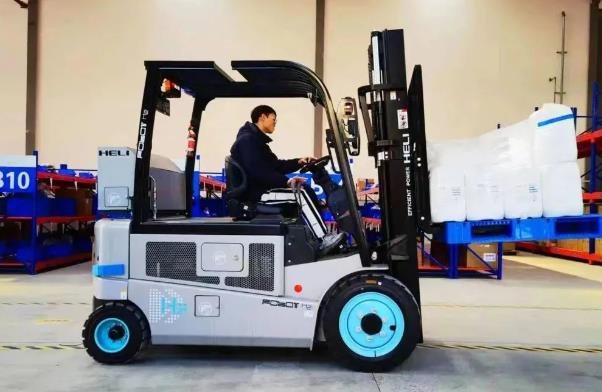 翼迅創(chuàng)能FOBOT-F3021氫燃料電池叉車交付上海臨港.jpg 翼迅創(chuàng)能FOBOT-F3021氫燃料電池叉車交付上海臨港.jpg