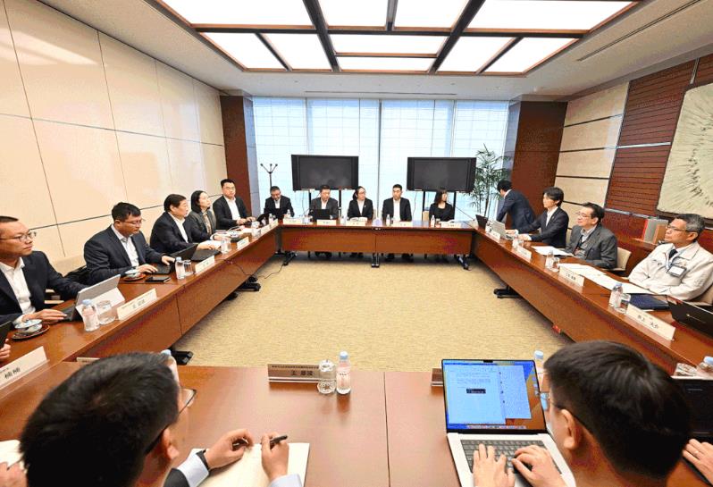 譚旭光帶領(lǐng)濰柴技術(shù)專家團(tuán)隊參觀了豐田氫燃料電池生產(chǎn)線.jpg 譚旭光帶領(lǐng)濰柴技術(shù)專家團(tuán)隊參觀了豐田氫燃料電池生產(chǎn)線.jpg