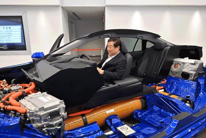 譚旭光帶領(lǐng)濰柴技術(shù)專家團(tuán)隊參觀了豐田氫燃料電池生產(chǎn)線.jpg 譚旭光帶領(lǐng)濰柴技術(shù)專家團(tuán)隊參觀了豐田氫燃料電池生產(chǎn)線.jpg