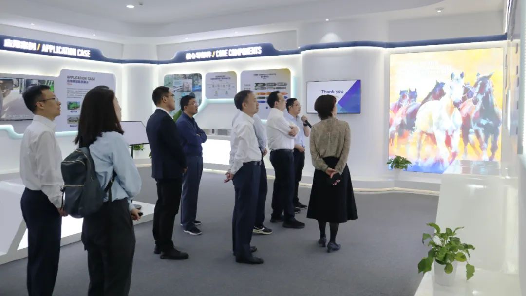 江蘇省發(fā)改委副主任高清一行調(diào)研常州翊邁.jpg 江蘇省發(fā)改委副主任高清一行調(diào)研常州翊邁.jpg