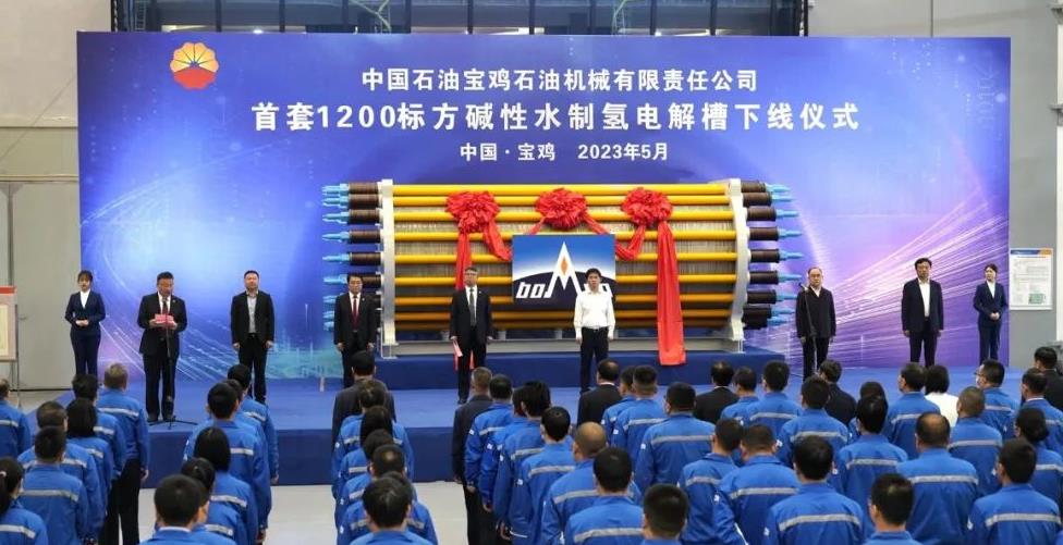 寶石機(jī)械首套1200標(biāo)方堿性水制氫電解槽正式下線.jpg