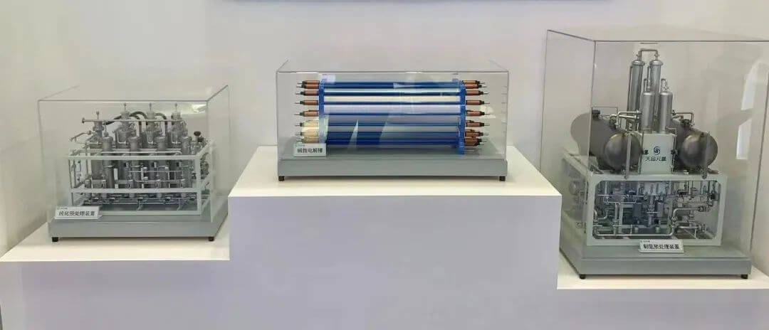 展臺(tái)上天擎堿性電解槽、氣液分離和純化系統(tǒng).jpg