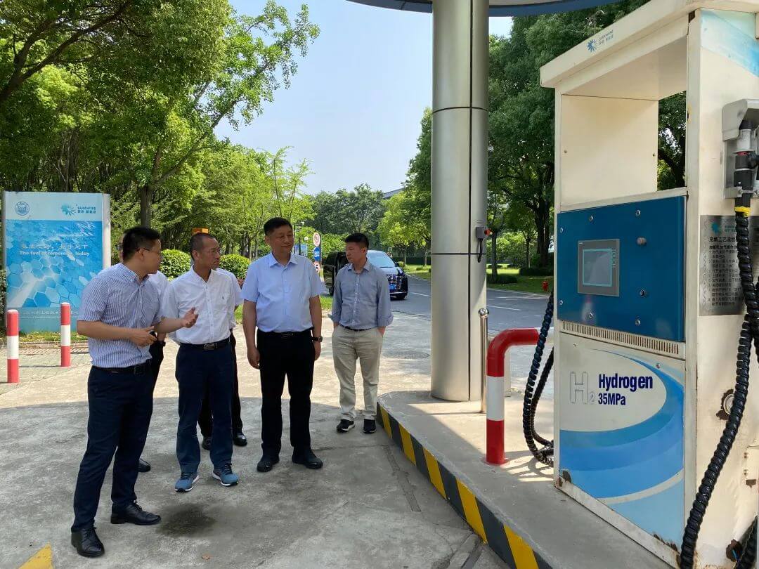 中石油集團(tuán)規(guī)劃總院院長(zhǎng)徐英俊一行蒞臨安亭加氫站調(diào)研指導(dǎo)-2.jpg