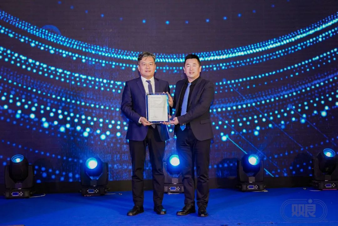 DEKRA德凱受邀出席雙良新品發(fā)布會,為JSDJ S1系列堿性水電解槽頒發(fā)AOC證書.jpg